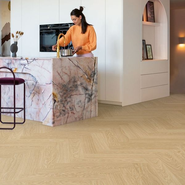 Виниловый пол Quick Step Ciro Herringbone 40359 Дуб чистый румянец AVHBU 40359 &mdash; изображение товара